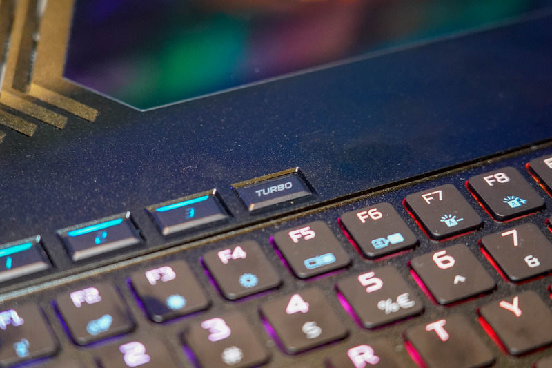 ゲーマー向けにオーバークロック設定をボタン一発で有効にするTurboボタンが用意されている