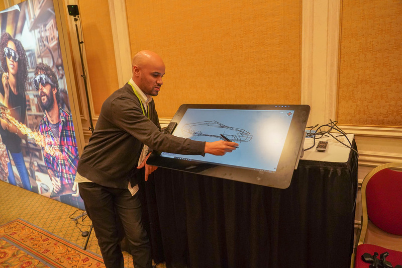 このように1人はVR空間でコントローラを使ってイラストを描き、もう1人はCintiqを利用して同じイラストを編集できる