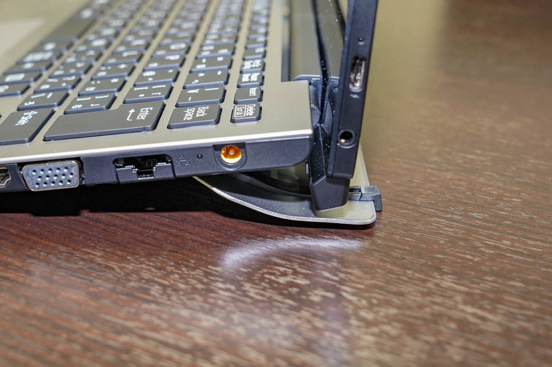 VAIO A12のスタビライザーフラップ