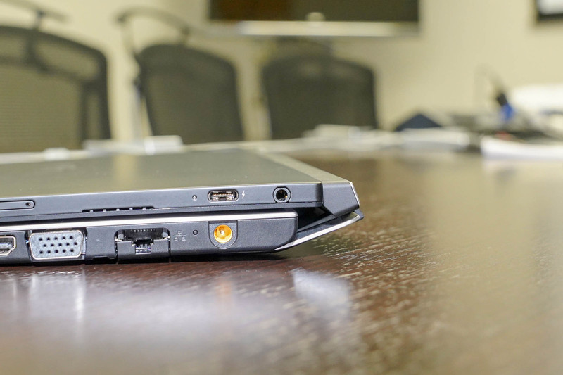 ディスプレイを閉じているときにはスタビライザーフラップも閉じる。そのため、持ち歩くときの出っ張りなどはほとんどない