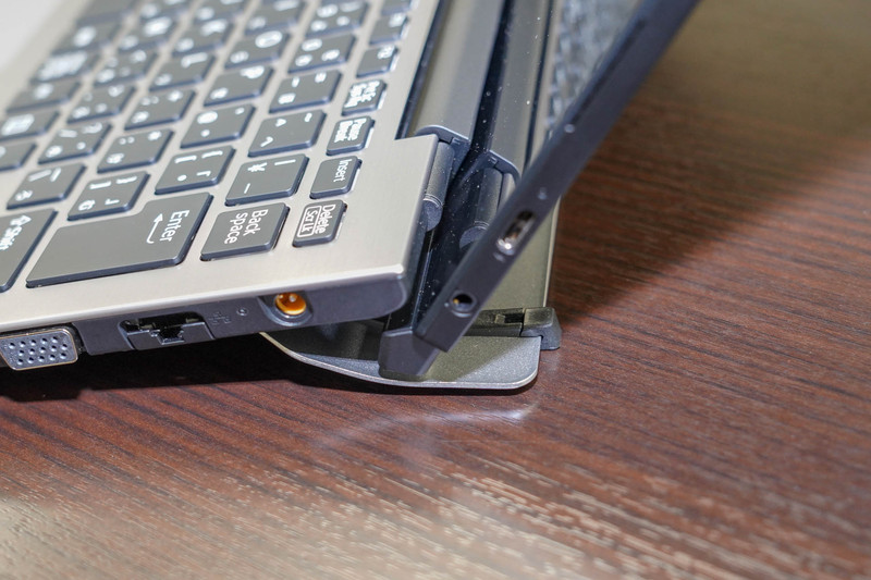 ディスプレイを開くと、それに連動してフラップが後ろにせり出し、バランスを取る