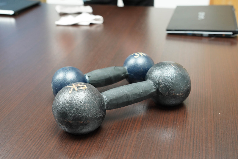 8kgの重りをフラップに吊すテスト(筆者注 : このテストは製品レベルの試作機でのテストであって、実際の製品でこういうことをしても保証されるというものではない。あくまでテストの一環として行なったものだ)