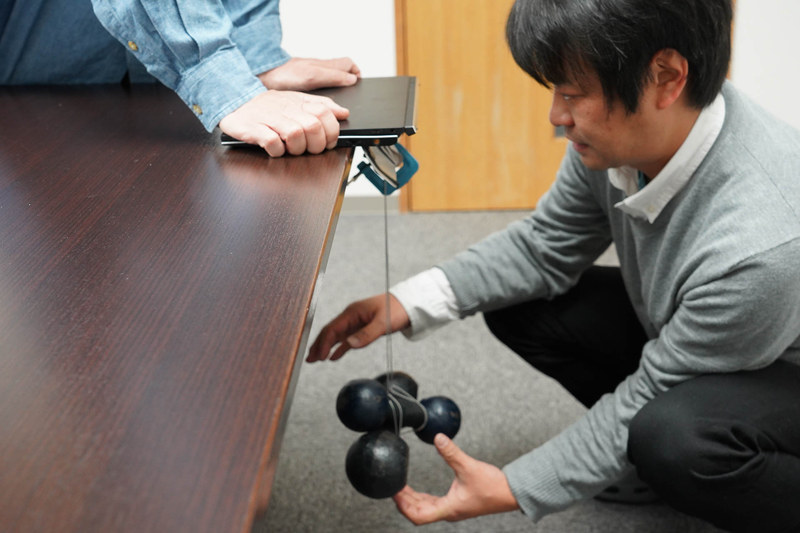 8kgの重りをフラップに吊すテスト(筆者注 : このテストは製品レベルの試作機でのテストであって、実際の製品でこういうことをしても保証されるというものではない。あくまでテストの一環として行なったものだ)