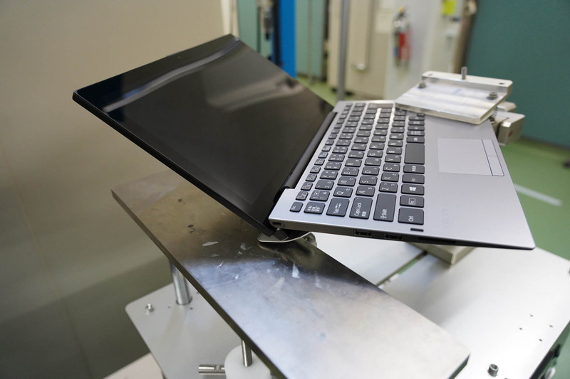 VAIOの試験施設での拷問テストの様子