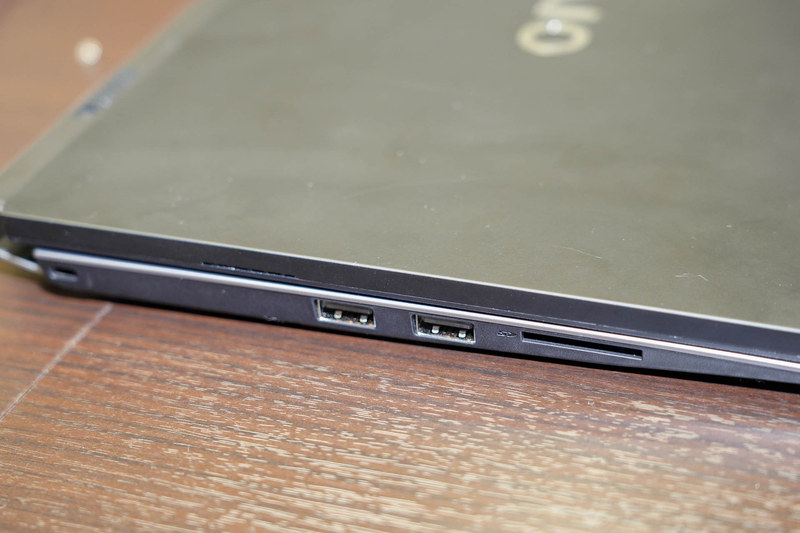 本体の左側面、USB 2.0×2とSDカード