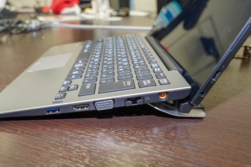 USB 3.0、HDMI、ミニD-Sub15ピン、Gigabit Ethernet、従来型のACアダプタ端子