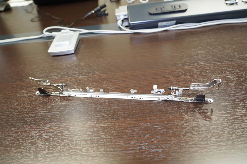 タブレットを支えるヒンジ部分