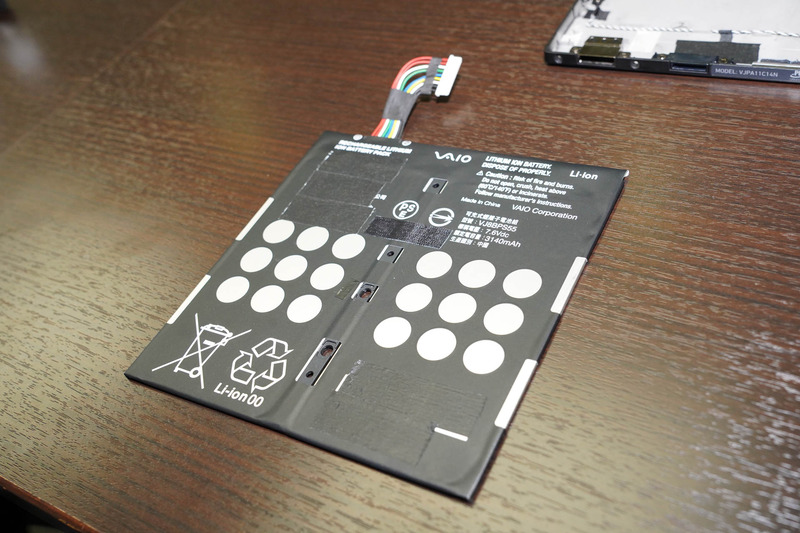 ユニークなテープで留められている25Whのバッテリ。スマートフォンに使われるような薄型のセルを利用している