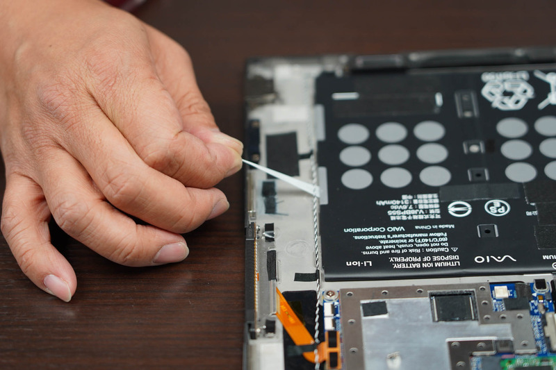 ユニークなテープで留められている25Whのバッテリ。スマートフォンに使われるような薄型のセルを利用している