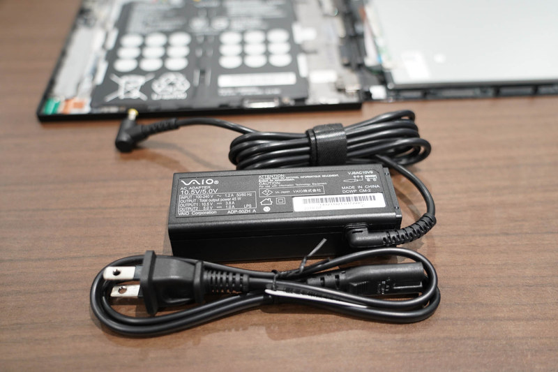 製品には45WのACアダプタが付属しており、タブレットとキーボードユニットの両方を充電できる