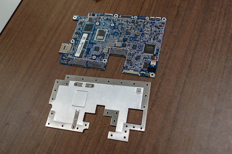 タブレット側の内部と基板
