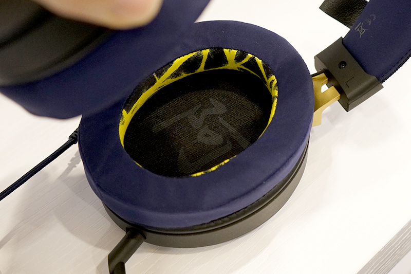 イヤパッド内側には阿吽の文字