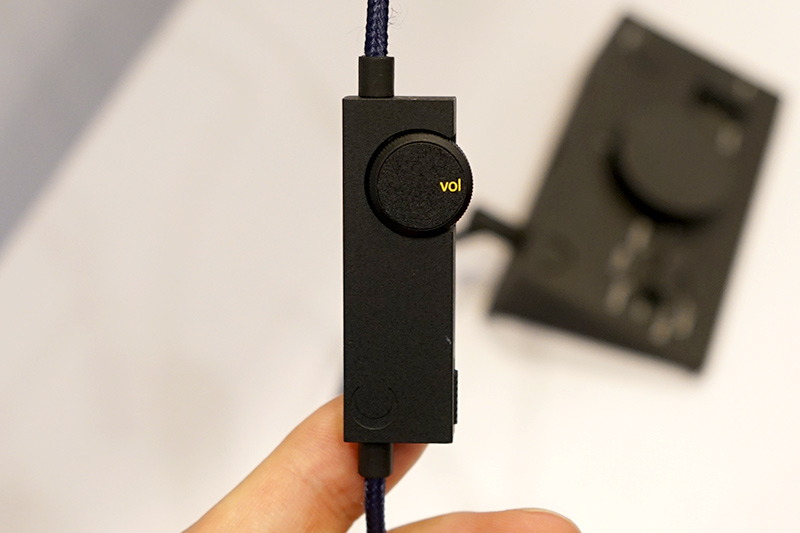 ケーブルで音量調整可能
