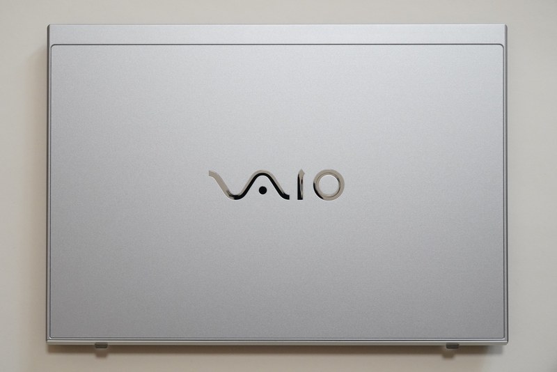 本体天面。天面はカーボンウォール天板。VAIOのロゴは鏡面仕上げのパーツがはめ込まれている