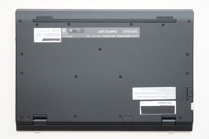 本体底面。試作機のため製品版とは異なるシールが貼られている