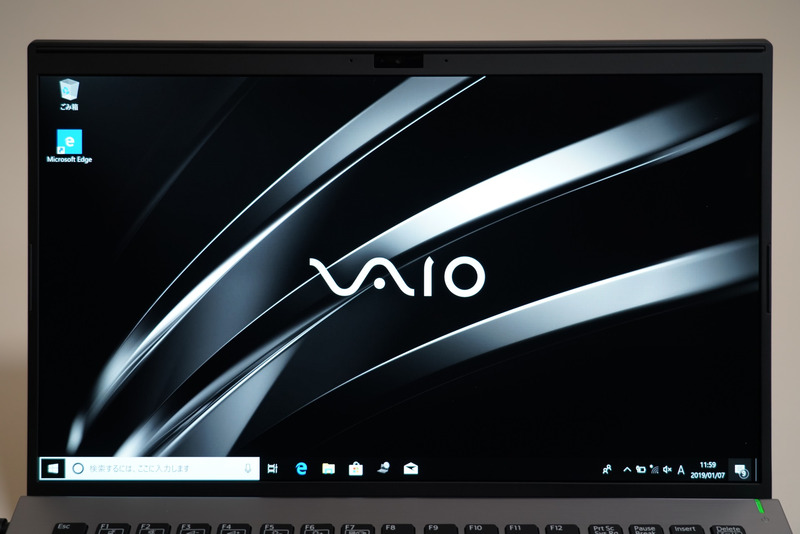 ディスプレイ面。フルHD液晶と4K液晶を用意。ディスプレイ上部に92万画素のWebカメラが配置され、アンテナも内蔵されている。ディスプレイ左右と下辺は狭額縁仕様だ