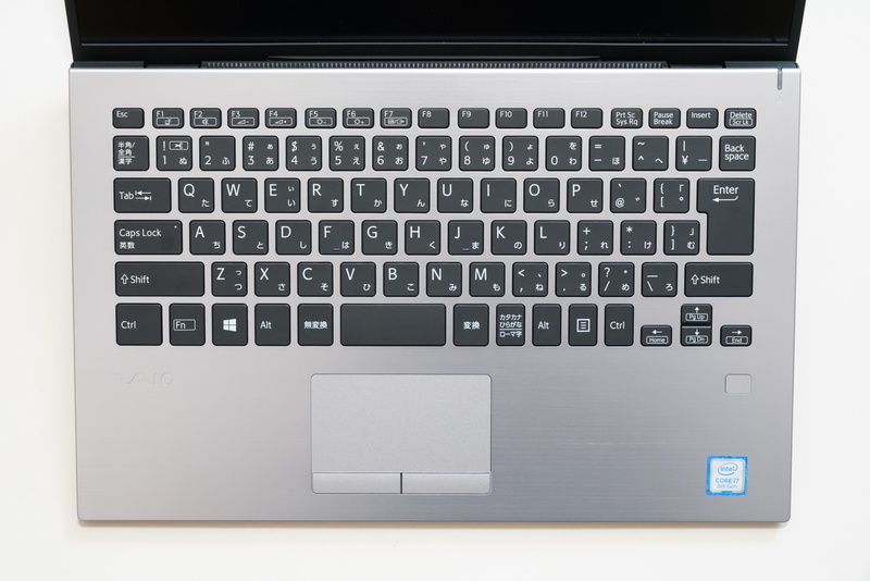 キーボード面。右上に電源ボタン、右下に指紋認証センサーが配されている