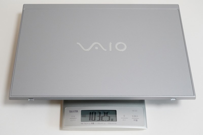 4K液晶ディスプレイを搭載した試作機の実測重量は1,032.5g