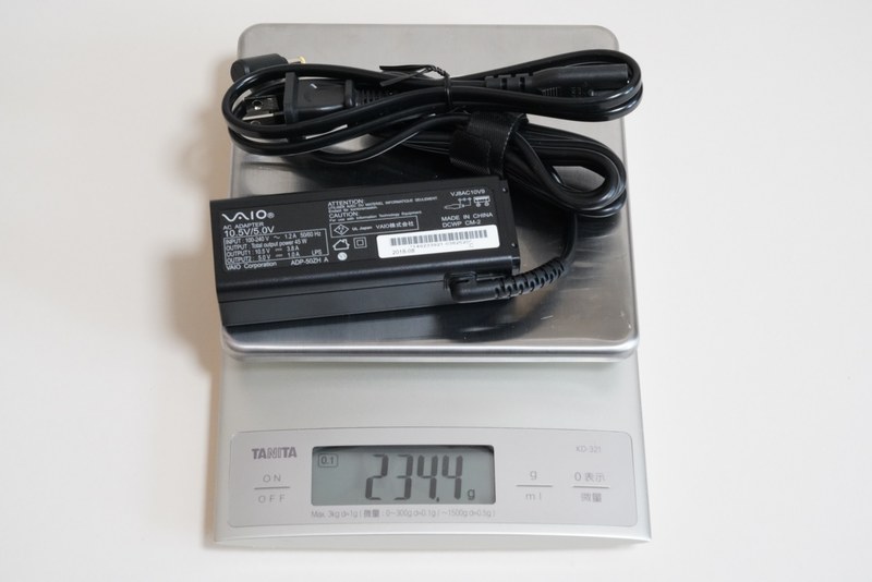 ACアダプタと電源ケーブルの合計重量は実測234.4g。なおACアダプタのコード長は約175cm、電源ケーブルのコード長は約77cm