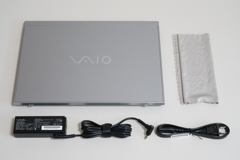 今回は試作機を借用したためマニュアル類は入っていなかった。本体と一緒に同梱されていたのはACアダプタと電源ケーブル、クリーニングクロス。クリーニングクロスはディスプレイとキーボードに挟まれている状態で梱包されている