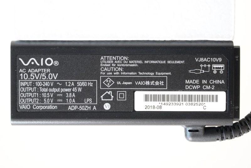 ACアダプタの仕様は、入力100-240V/1.2A、出力10.5V/3.8A、5V/1A、容量は45W