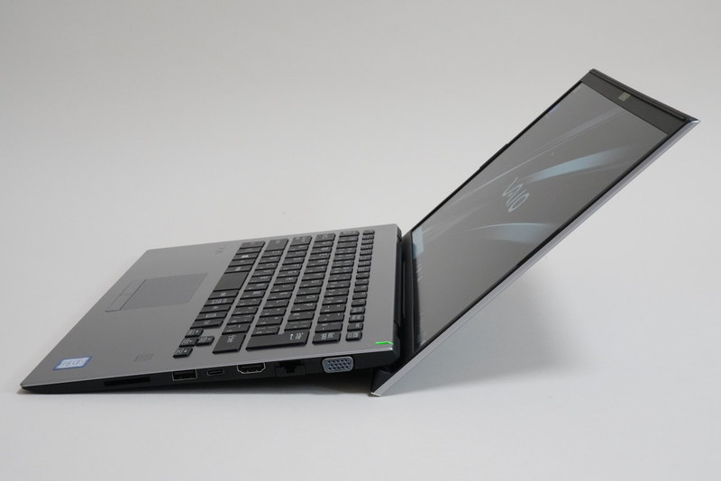 ディスプレイは最大で140度まで開き、そのときにキーボード面には5度の傾斜がつく