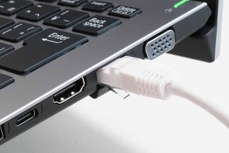 Gigabit Ethernet端子は底面側のカバーを開くことでケーブルを直挿しできる