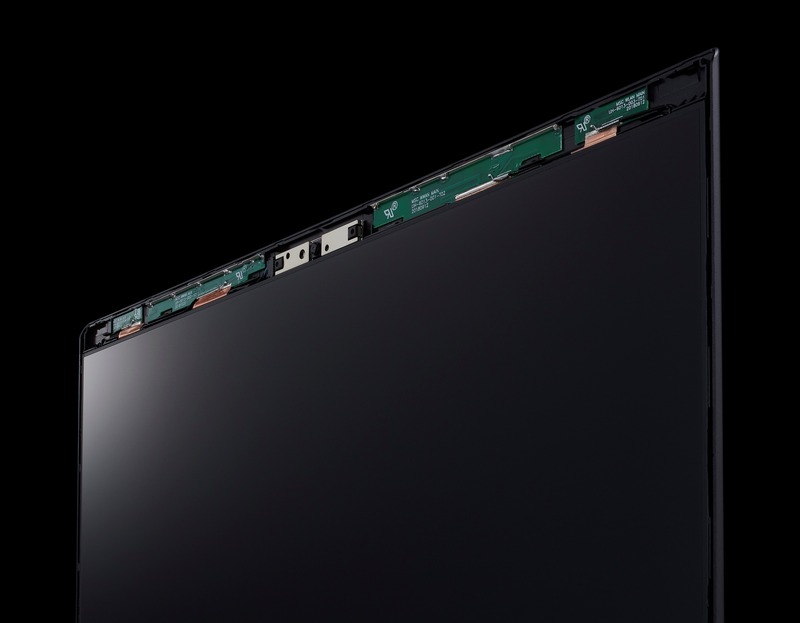 特等席のディスプレイ上部にアンテナを内蔵。アンテナパーツを立体化することで特性低下ぶんを補っているという