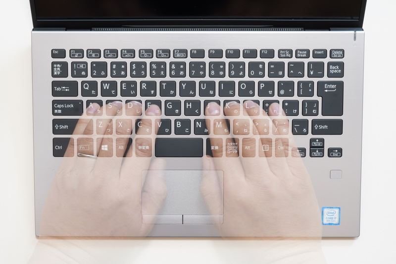 文字キーはすべて等幅にそろえられている。「半角/全角」キー、「Back space」キーも文字キーと同じ幅だ。なおキートップには指紋が付きにくく、摩耗しにくいようにフッ素含有UV硬化塗装が施されている。指紋がまったく付着しないわけではないが、クリーニングクロスで簡単に拭き取れる