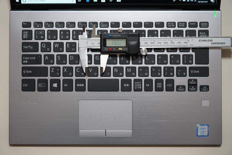 キーピッチは約19mm、キーストロークは約1.2mmが確保されている