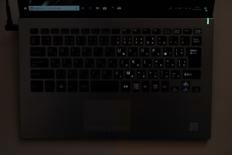 キーボードバックライトを内蔵。上の写真は消灯時と点灯時の画像を合成している。「VAIOの設定→入力デバイス→キーボードバックライト」でバックライトのオン/オフ、消灯までの時間を設定可能だ