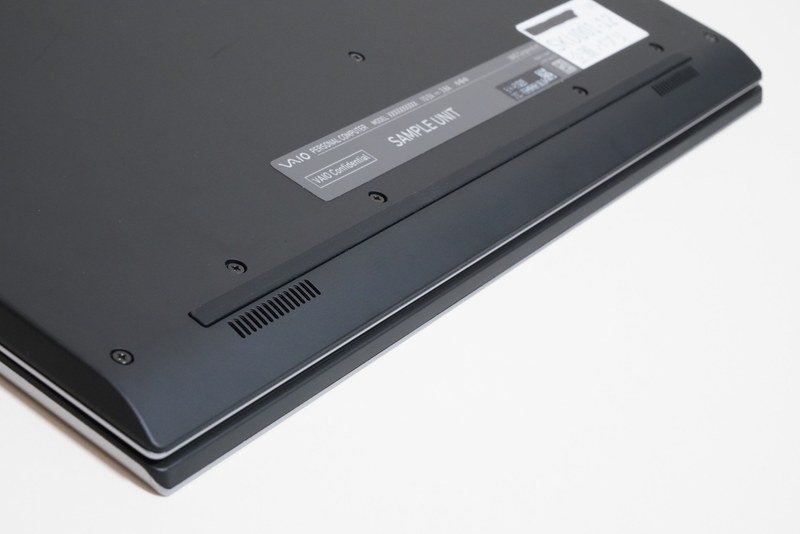 ステレオスピーカーは底面手前側に内蔵されている