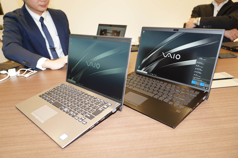 上がフルHDモデル、下が4K/UHDのALL BLACK EDITION、2辺が狭額縁になっている