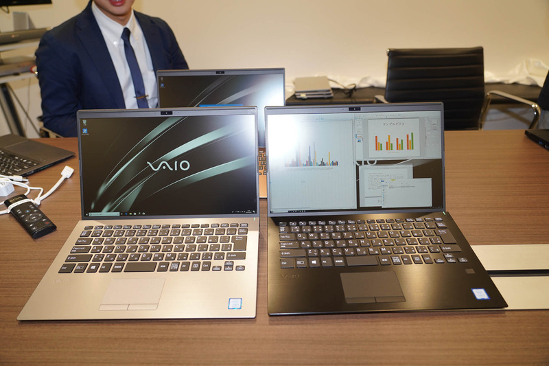 上がフルHDモデル、下が4K/UHDのALL BLACK EDITION、2辺が狭額縁になっている