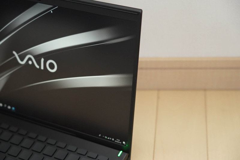 ディスプレイの左右が2辺狭額縁