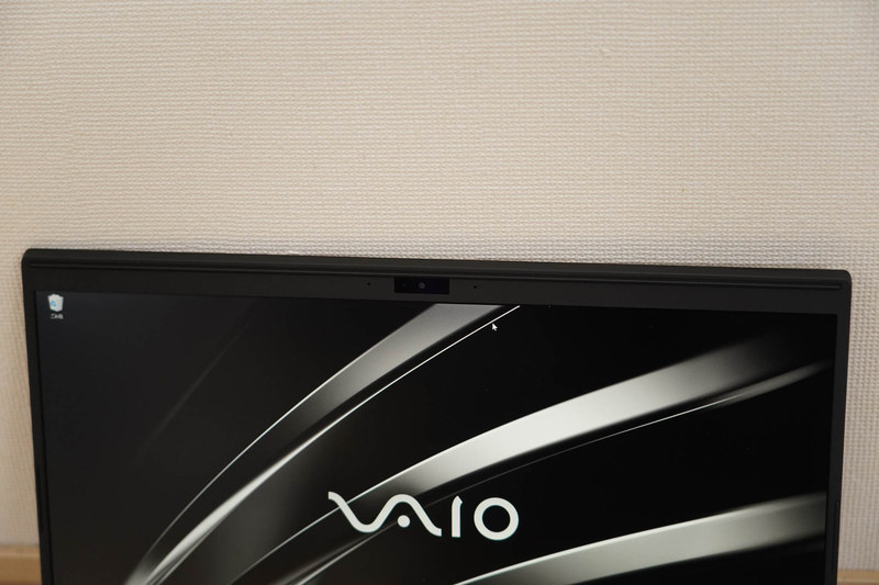 ディスプレイの上部はフロントカメラと左右にWi-Fi/LTEのアンテナが入っている