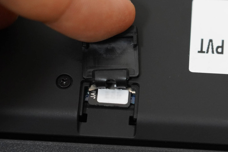 SIMカードスロットはMicro SIMサイズ。写真はアダプターをかましてNano SIMカードを入れているところ