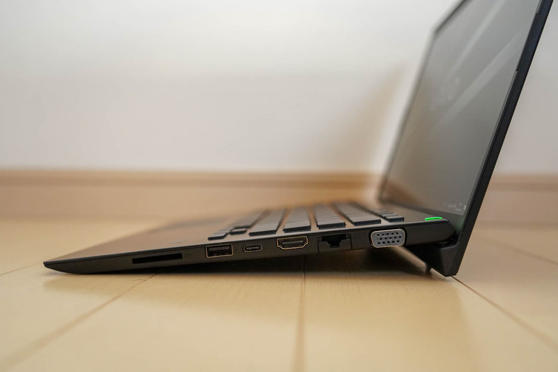 本体の右側面、USB 3.1(Gen2)×1、USB Type-C(Gen2、PD対応、DP AltMode対応)×1、HDMI(1.4)×1、Gigabit Ethernet、ミニD-Sub15ピン