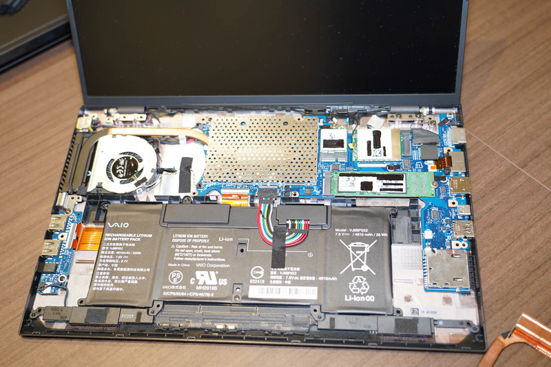 本体を開けたところ。バッテリは35Wh