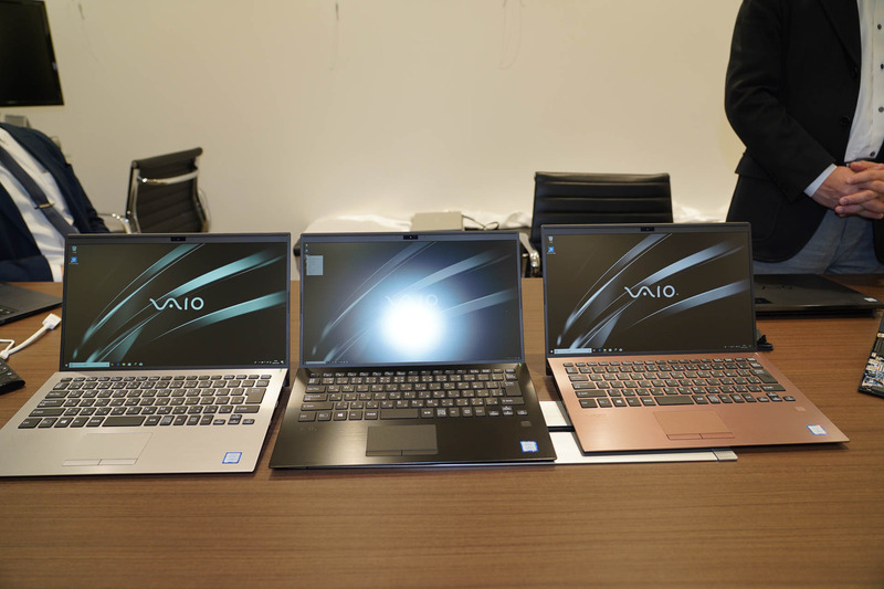 左が通常モデル、中央がALL BLACK EDITION、右が今回から追加される新色のニューブラウン