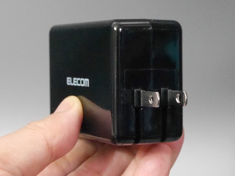 背面。プラグは折りたたみ式。余談だが、他社とは天地の向きが逆だ