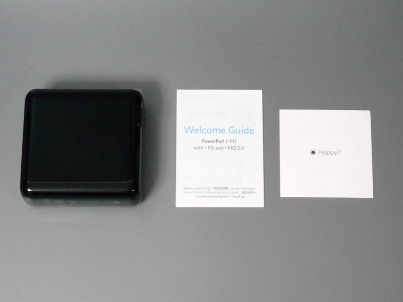 付属品一覧。取扱説明書は日本語を含む多言語対応の表記