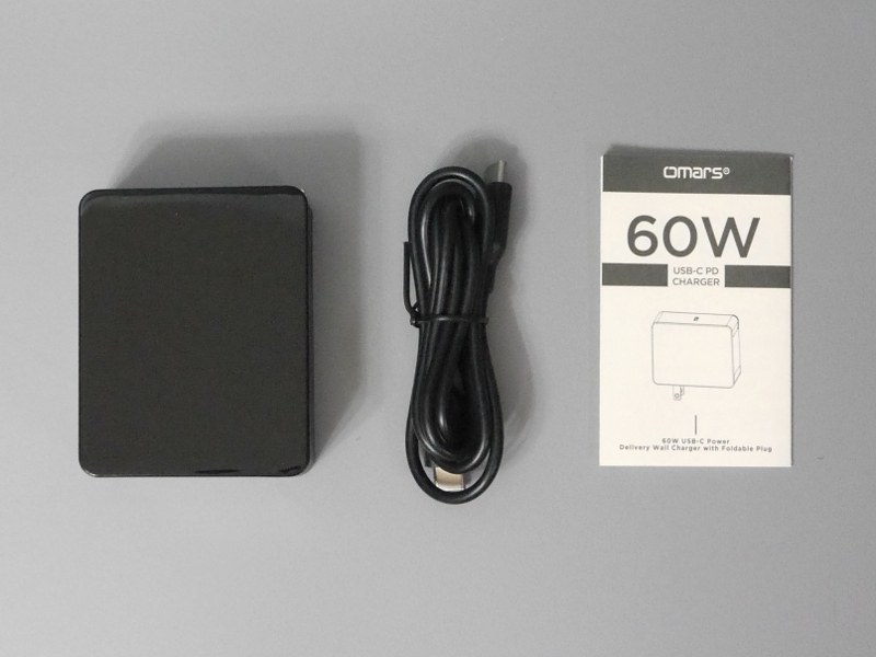 付属品一覧。USB Type-Cケーブルが付属する。説明書はパッケージ同様、日本語を含む多言語対応の表記