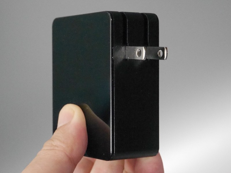 背面。プラグは折りたたみ式