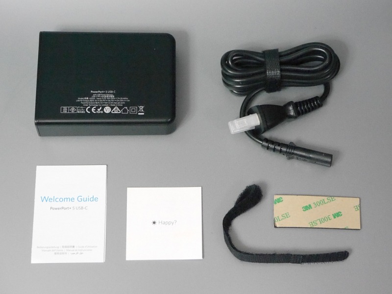 付属品一覧。取扱説明書は日本語を含む多言語対応の表記。両面テープが付属するなど据置利用も視野に入れた構成