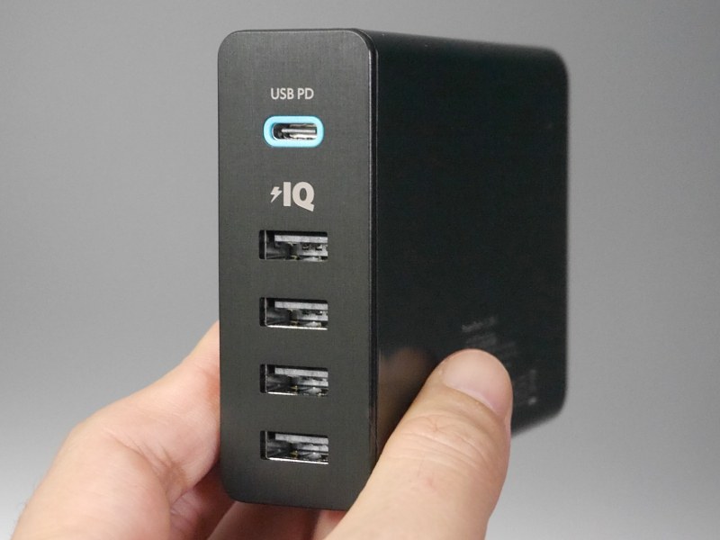 前面。USB Type-C×1ポートのほか、PowerIQ対応のUSB×4ポートを搭載する