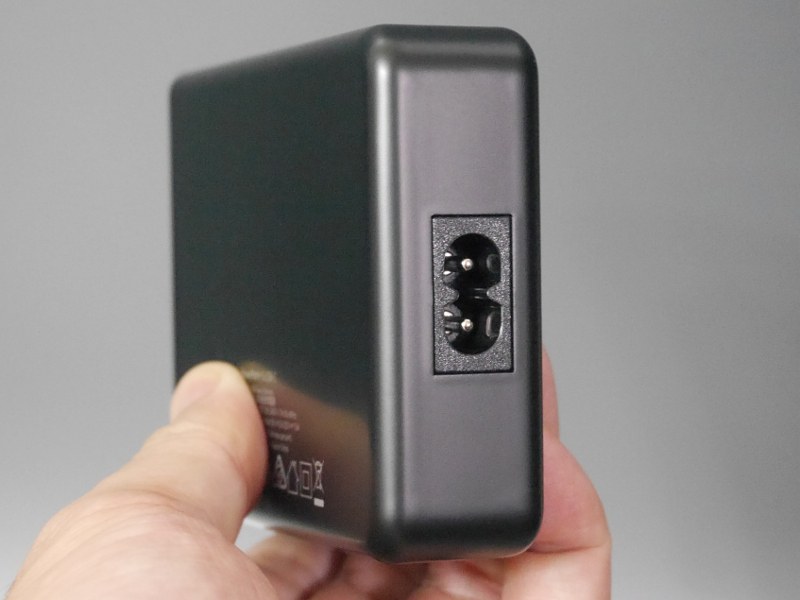 背面。付属の電源ケーブルでコンセントに接続する