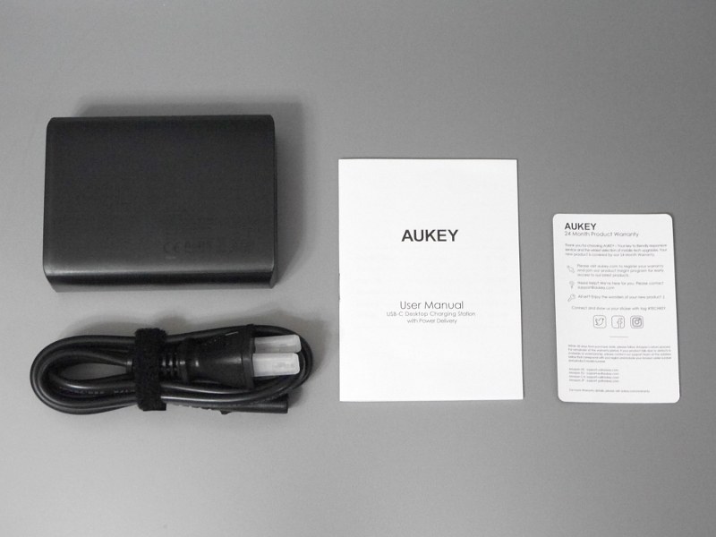 付属品一覧。ユーザマニュアルは日本語を含む多言語対応の表記