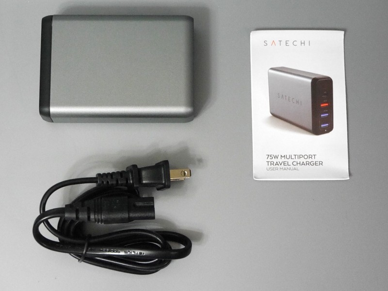 付属品一覧。ユーザマニュアルは多言語対応だが日本語は含まれない