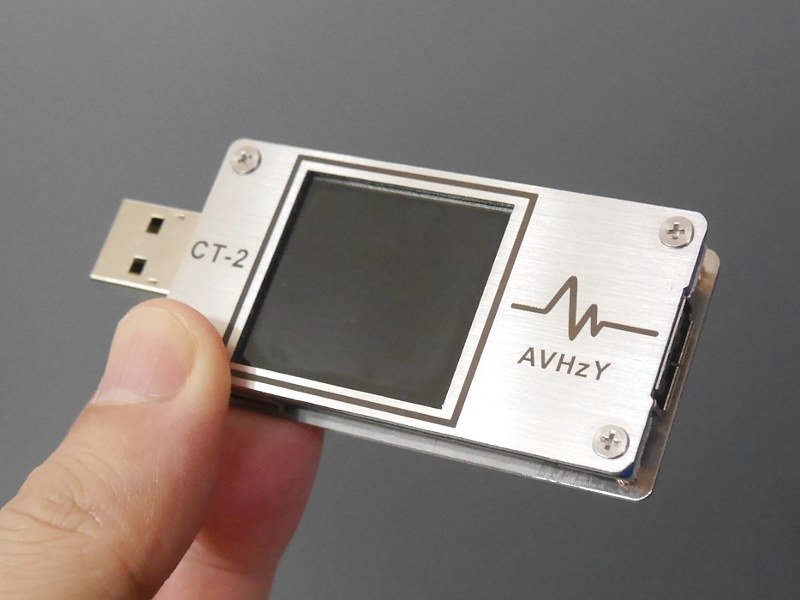 本体外観。見た目はUSB Type-Aポートに差し込む形状だが、本体上下にUSB Type-Cポートがあり、電圧や電流、電力を測定できる